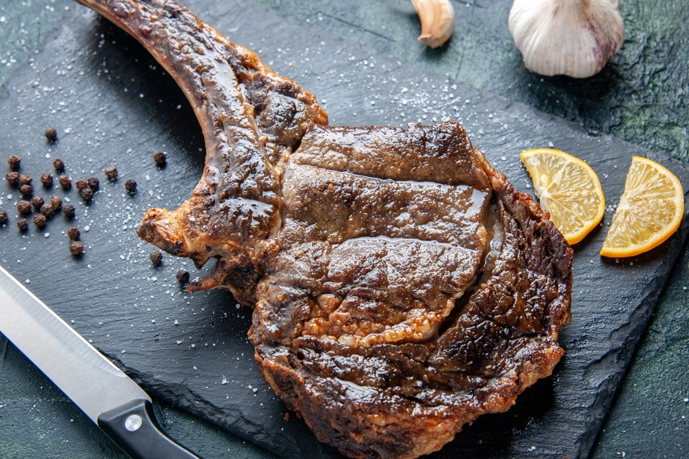 Entrecôte fumée au barbecue avec copeaux de bois
