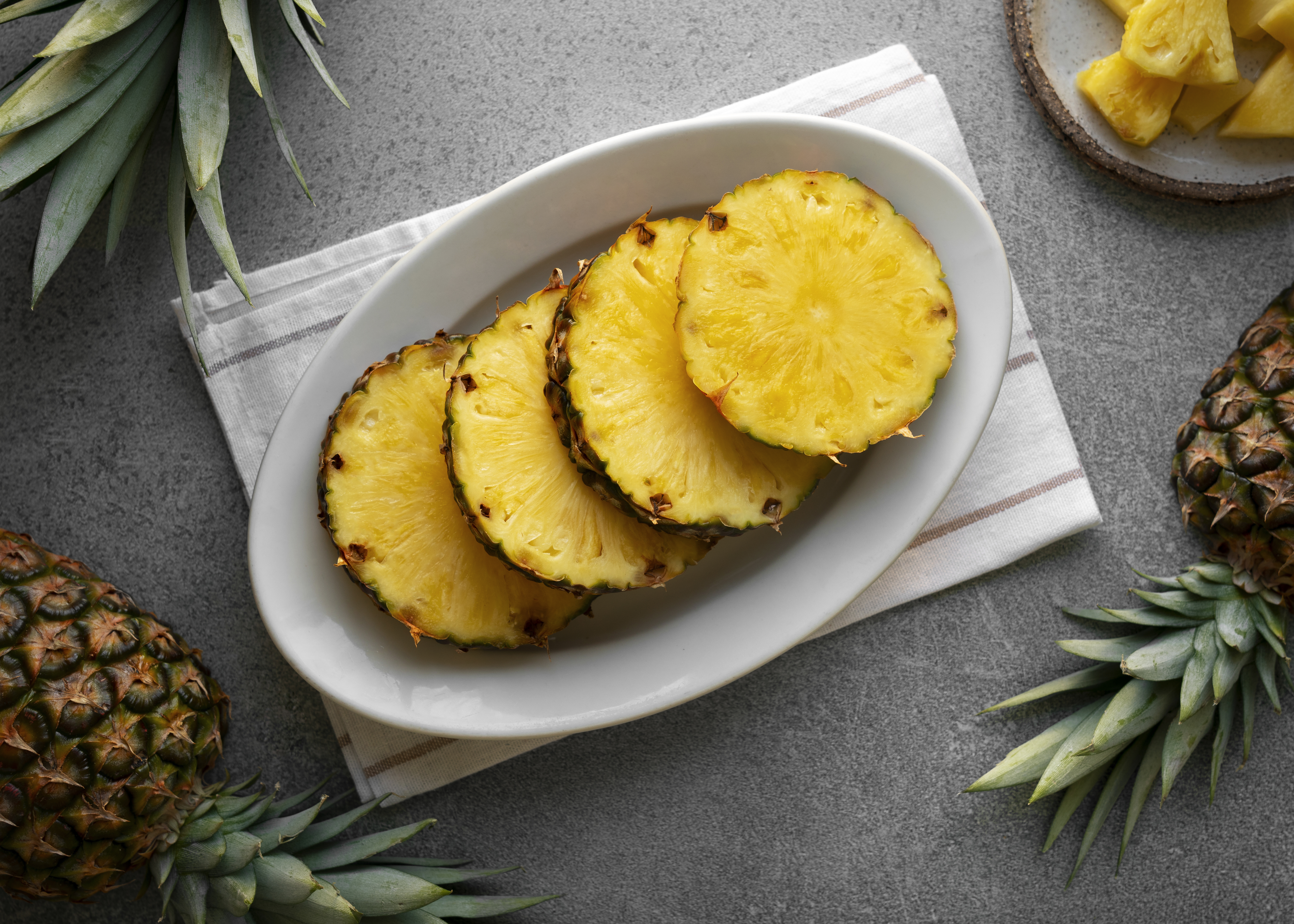 ananas fumé au miel et à la cannelle. Recete de dessert au barbecue.