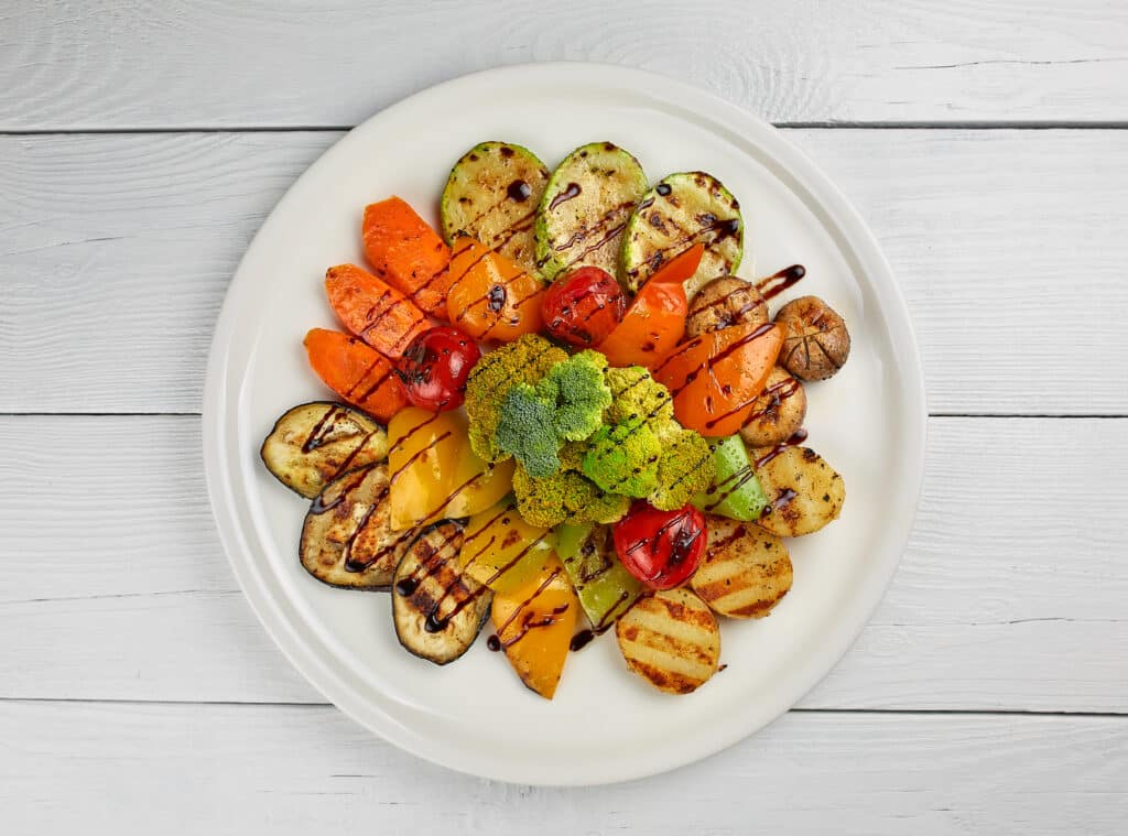 recette de légumes grillés et fumés au barbecue veggie. Fumage des légumes au barbecue
