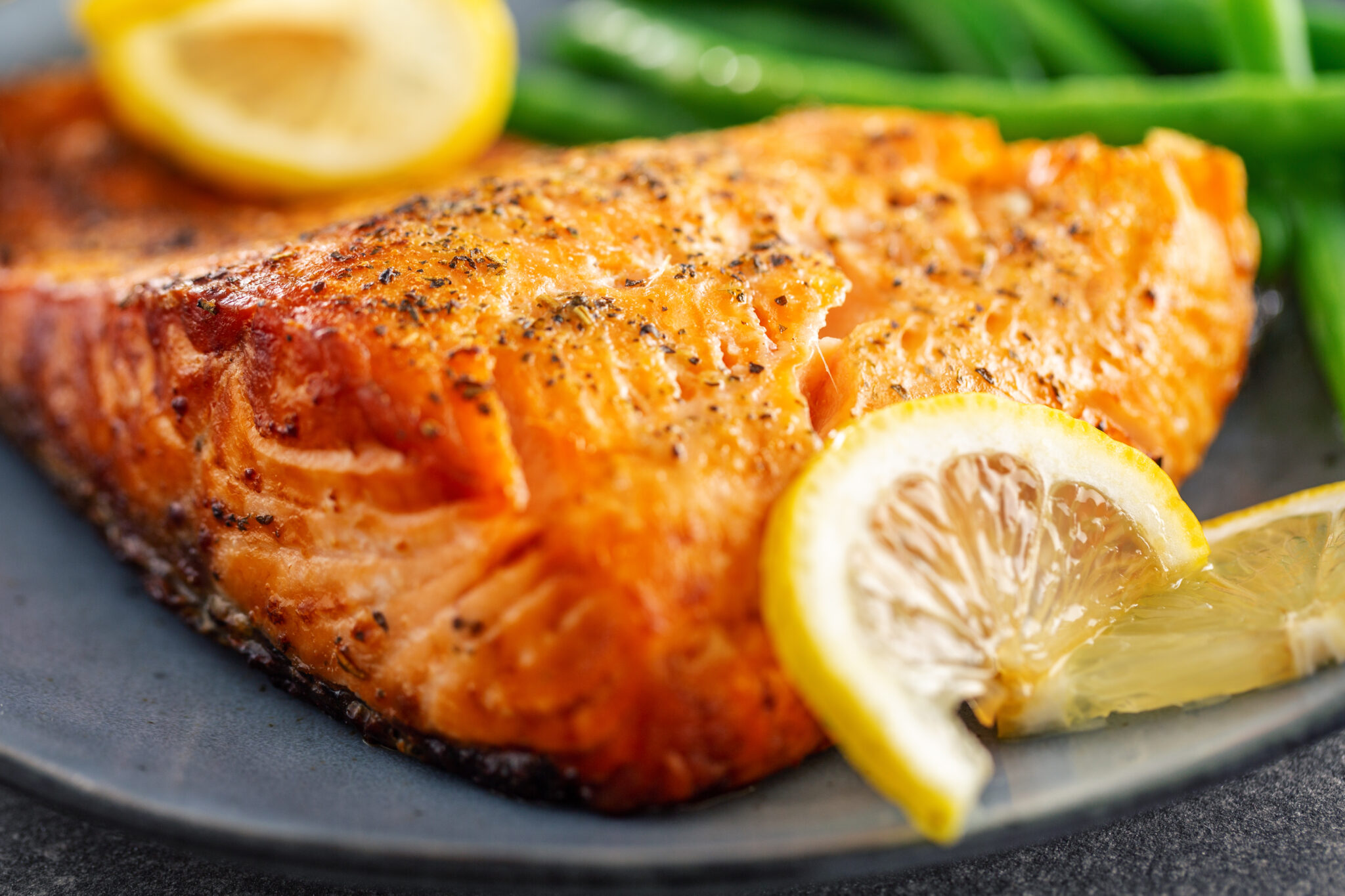 Recette saumon fumé à chaud sauce citron et aneth. Fumage au barbecue du saumon à la maison